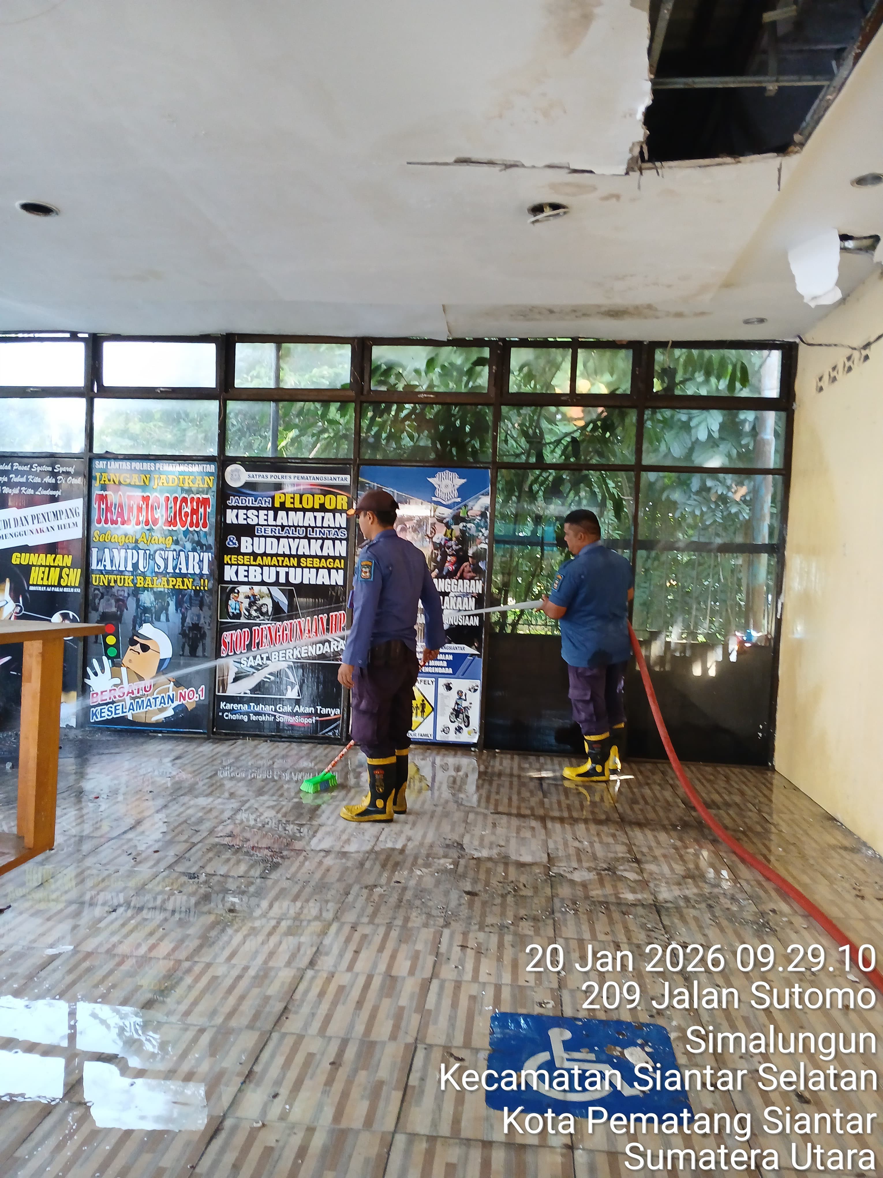 Personil Dinas Pemadam Kebakaran dan Penyelamatan melaksanakan penyiraman Kantor Sim lama Polres Pem