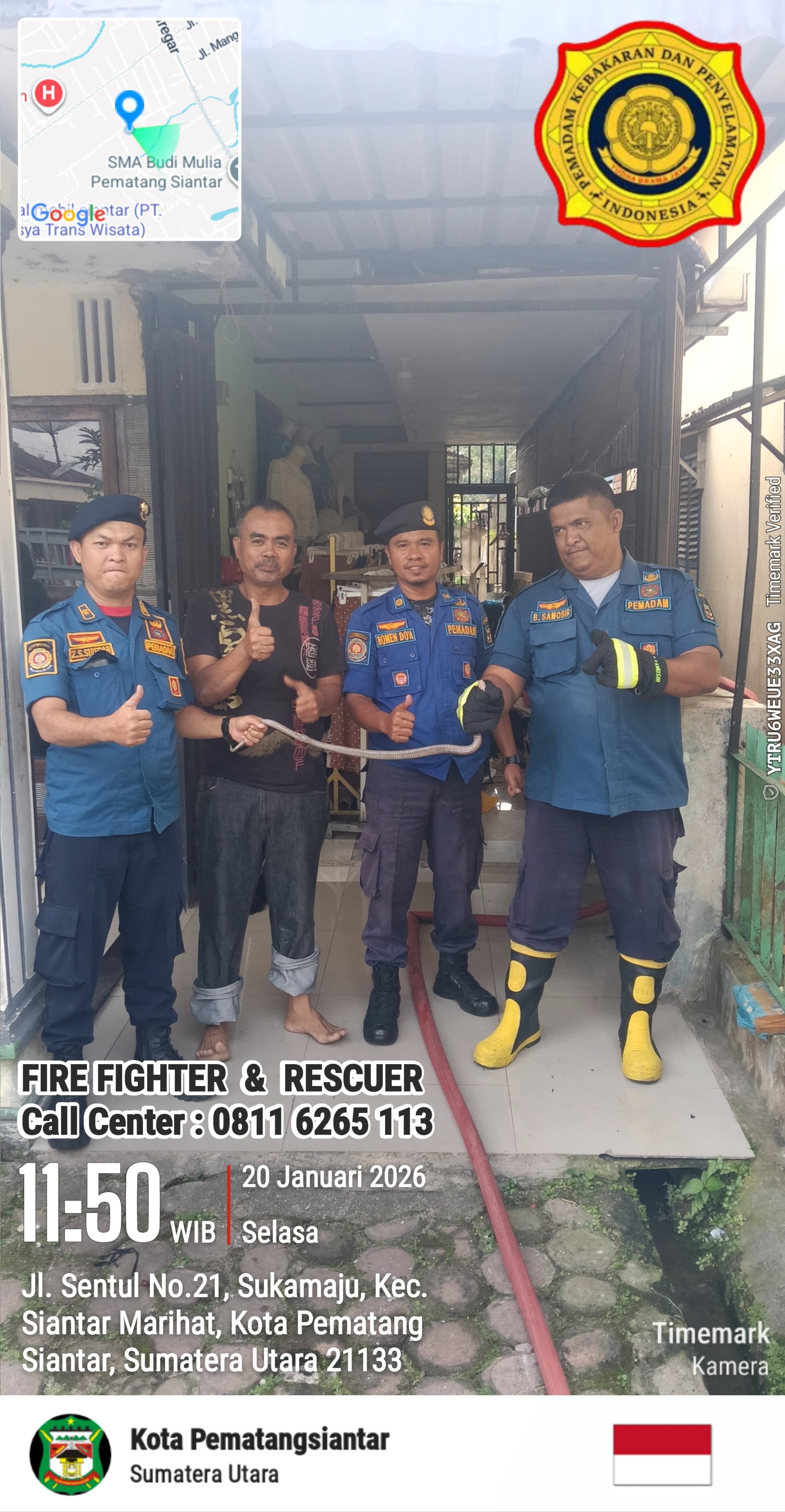 Personil Dinas Pemadam Kebakaran dan Penyelamatan berhasil mengevakuasi  ular di rumah warga  Jl. Se