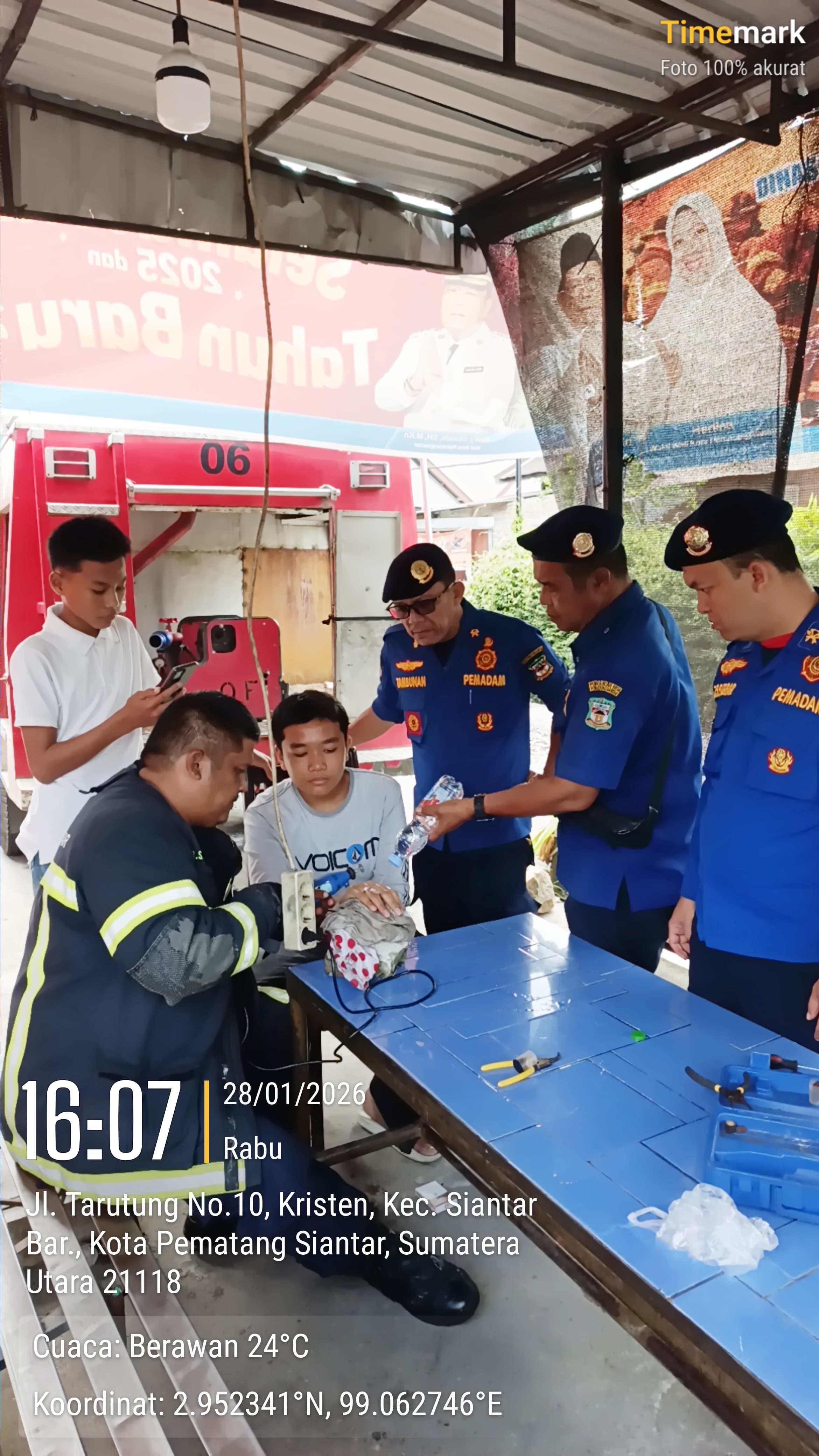 pelepasan cincin dari jari seorang warga yg tidak bisa dilepas.