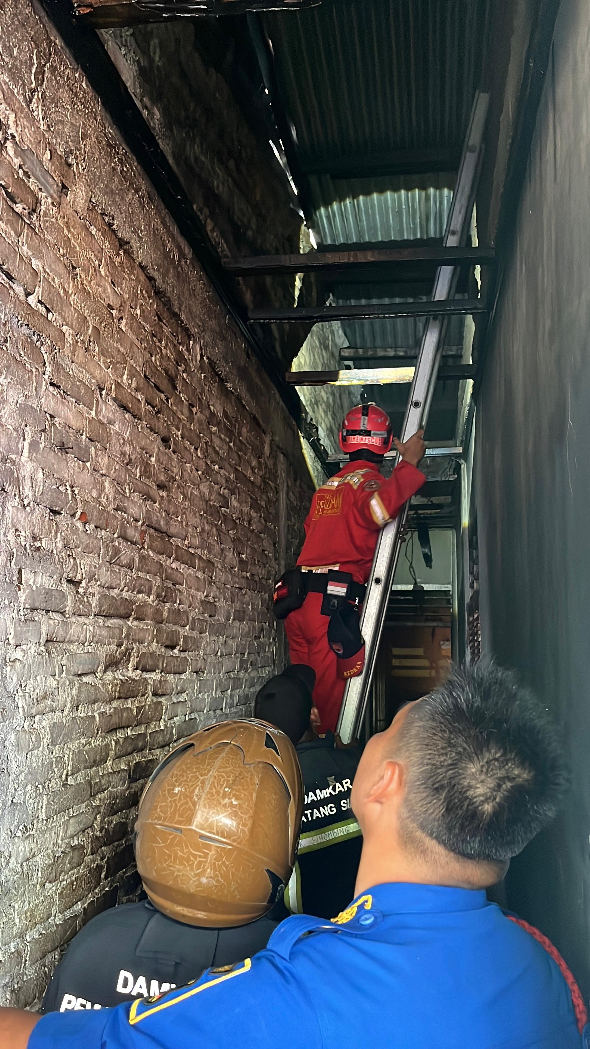 Pemadaman Kebakaran rumah di  Jl. Silau Raya