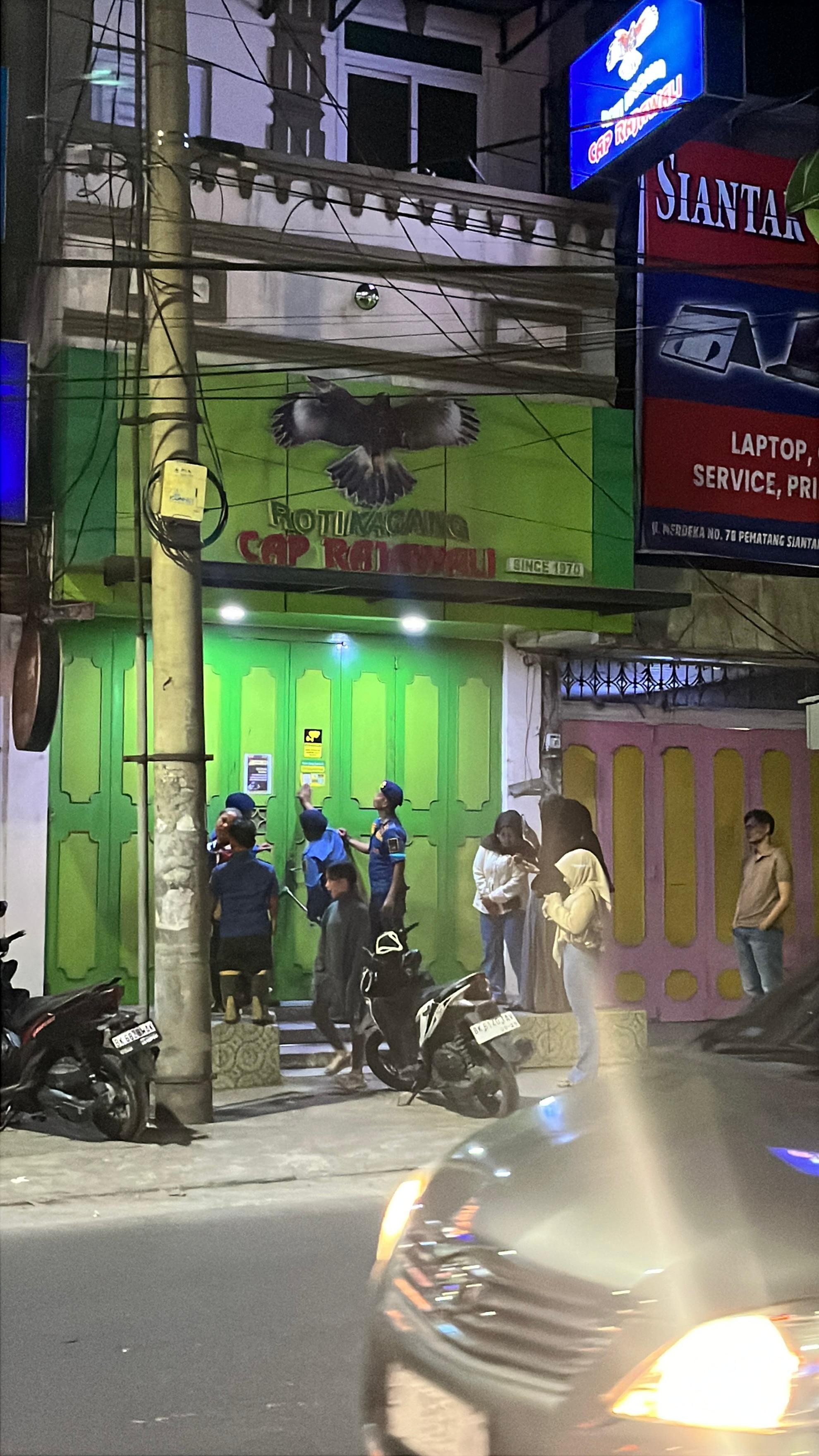 Personil Dinas Pemadam Kebakaran dan Penyelamatan berhasil membuka pintu ruko 