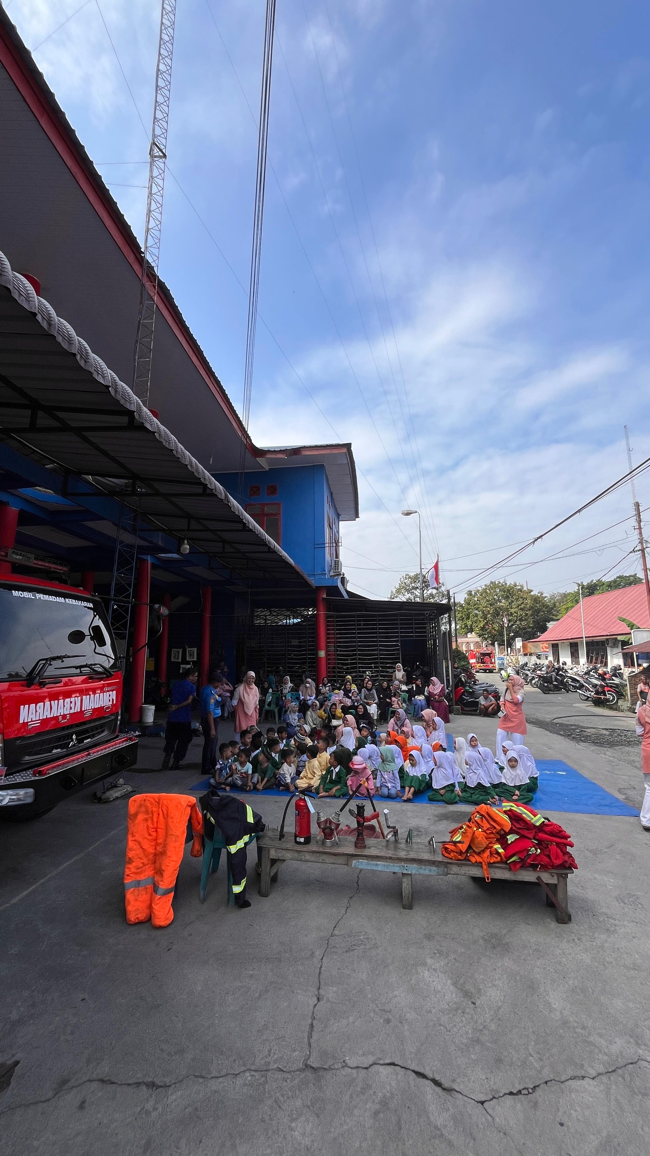 Edukasi dan Pengenalan Profesi Pemadam Kebakaran  Kepada Sekolah RA AL- Qur’an 