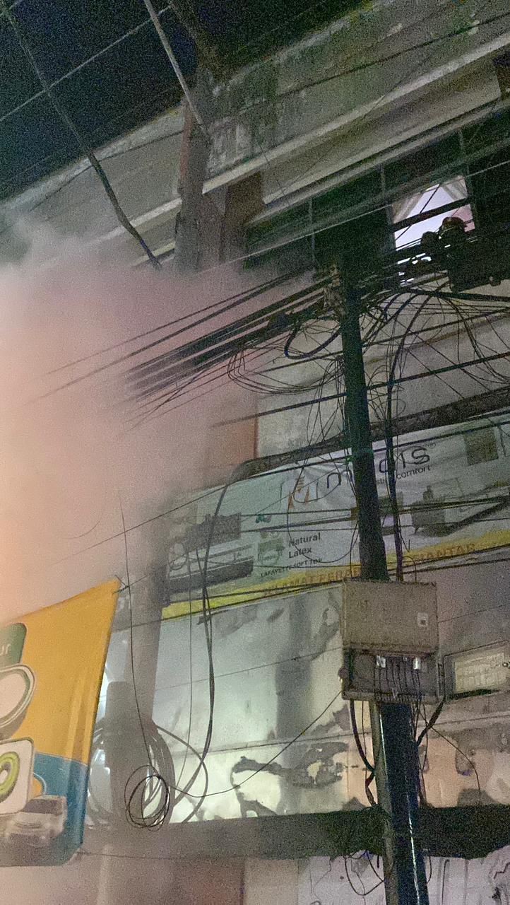 pemadaman kebakaran Tiang PLN di   Jl. SutomoKel. Dwikora