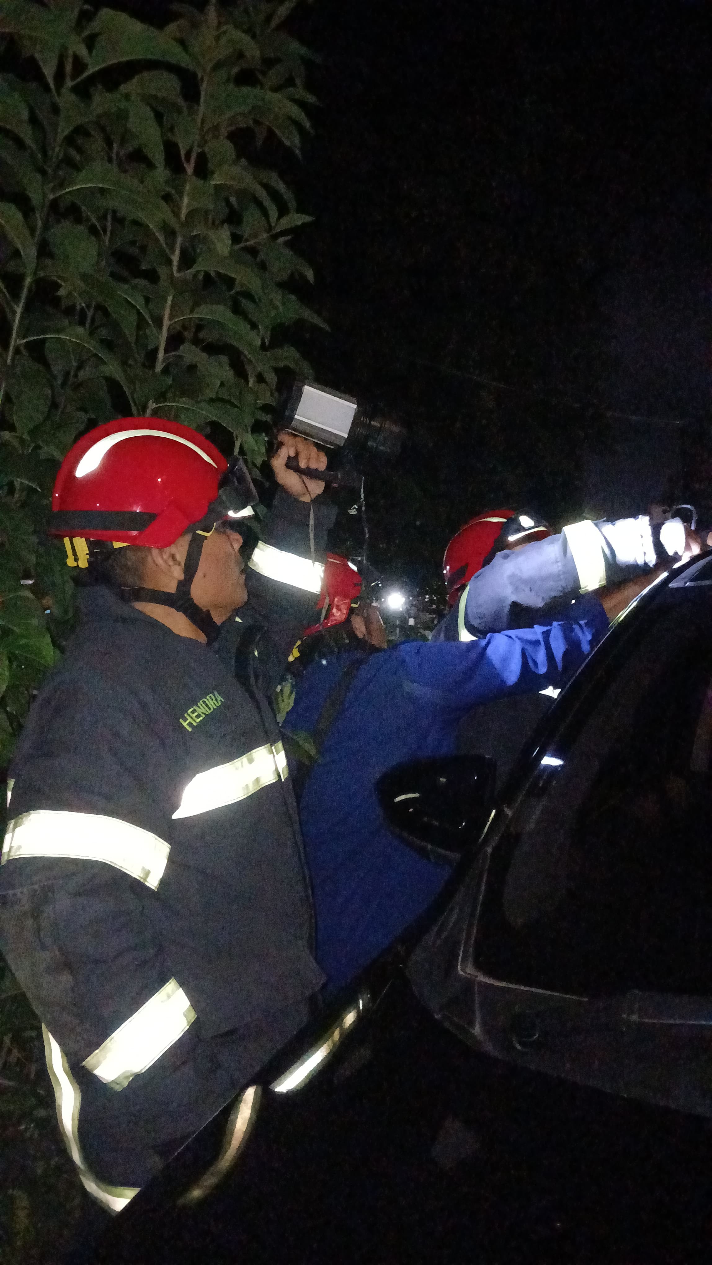 gevakuasi kunci mobil yang tertinggal di dalam mobil yang terkunci di   Jl. Bah Tongguran