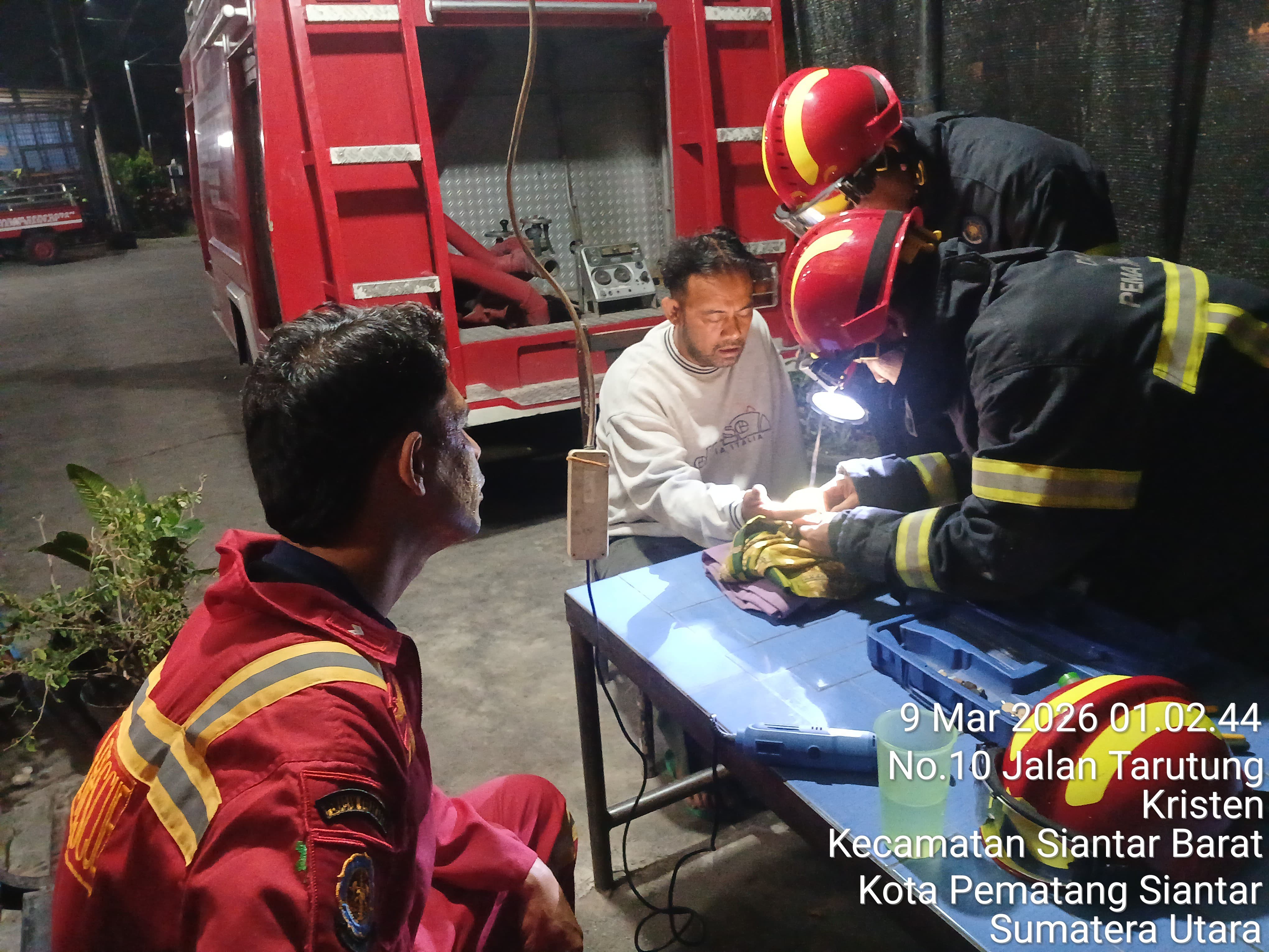 melepaskan cincin yang tidak bisa dilepas dari jari seorang warga    Jl. Merbau