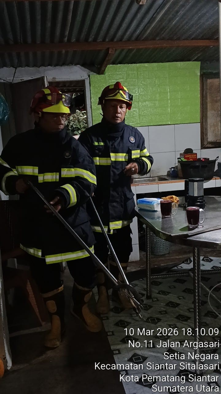 evakuasi seekor ular di rumah Asrama Rindam  I Blok BB Perwira  kel. Setia Negara