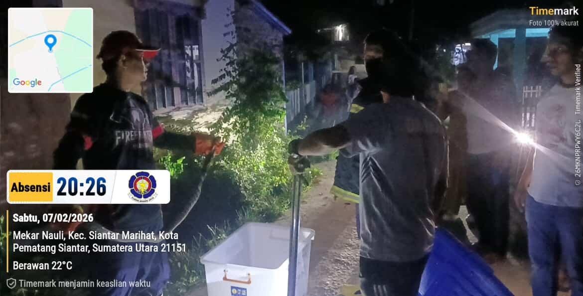 evakuasi ular di rumah warga  Jl. Pattimura ujung Gg Mawar