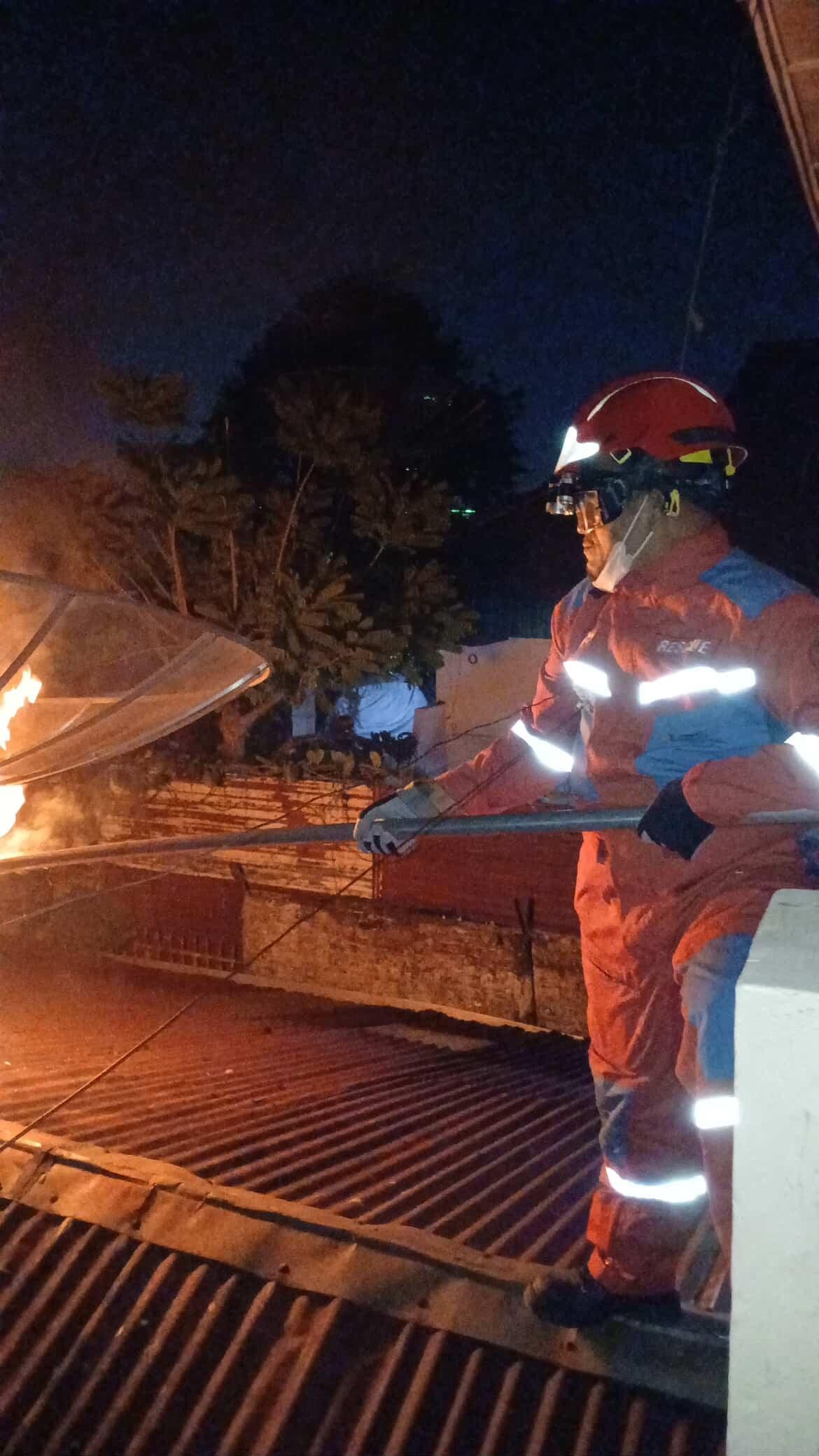 evakuasi sarang tawon di rumah warga  Jl. Nusa Indah