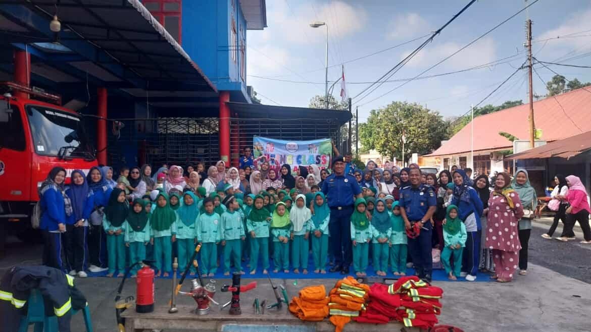 Edukasi dan Pengenalan Profesi Pemadam Kebakaran Kepada TK Tiara AL Badr