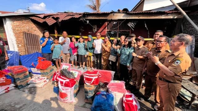 Ketua TP PKK Kota Pematangsiantar Ny Liswati Wesly Silalahi mengunjungi lokasi kebakaran 