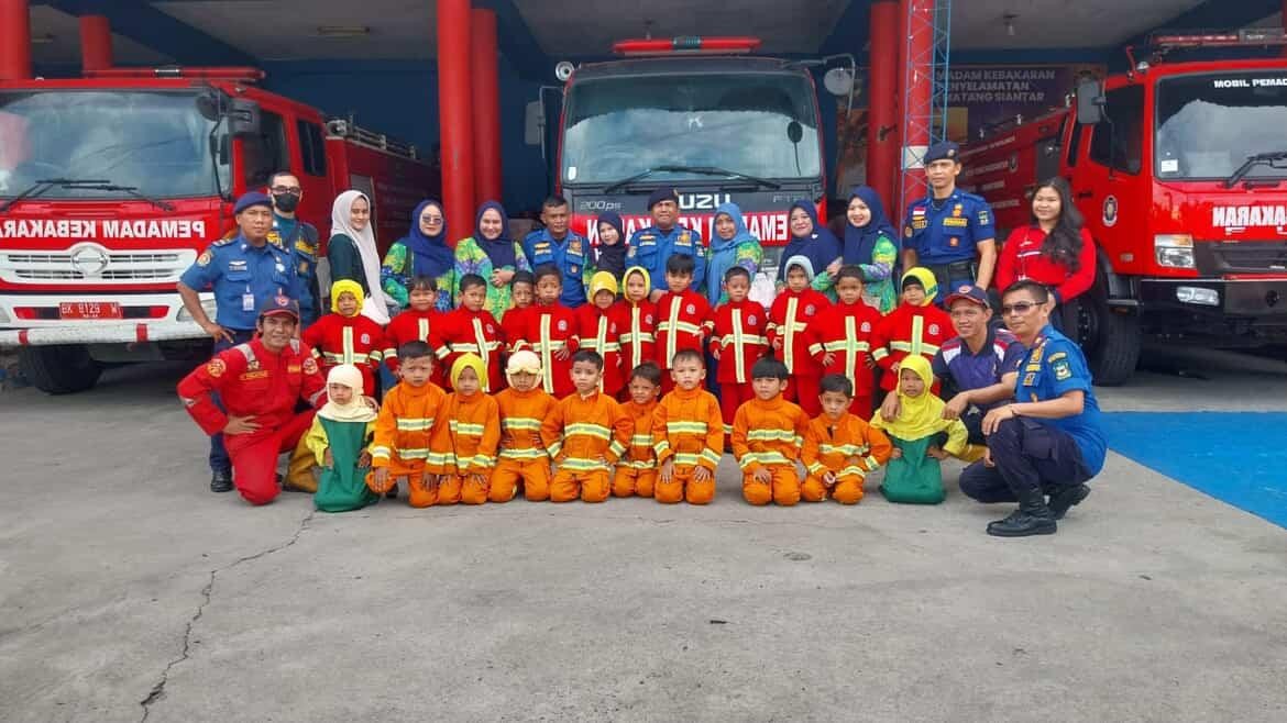 Edukasi dan Pengenalan Profesi Pemadam Kebakaran Kepada anak TK Kota Pematangsiantar.