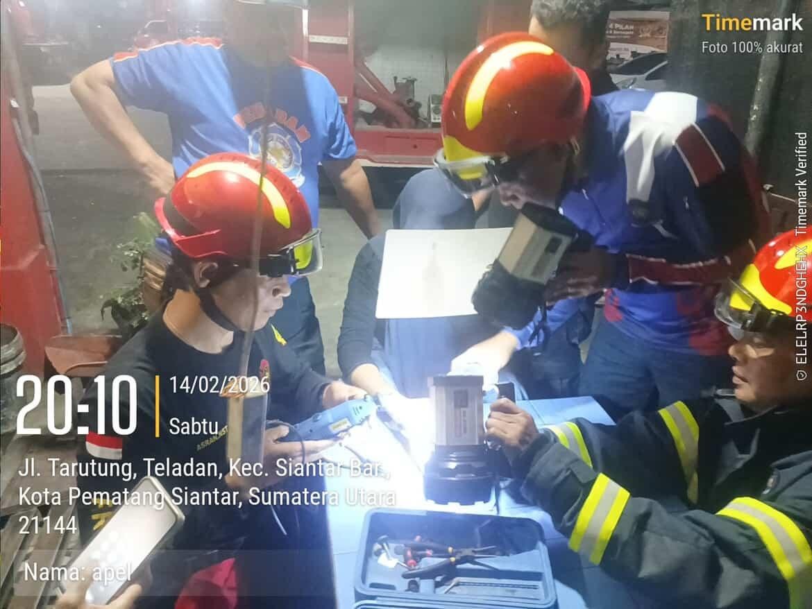 pelepasan cincin dari jari seorang warga yg tidak bisa dilepas.