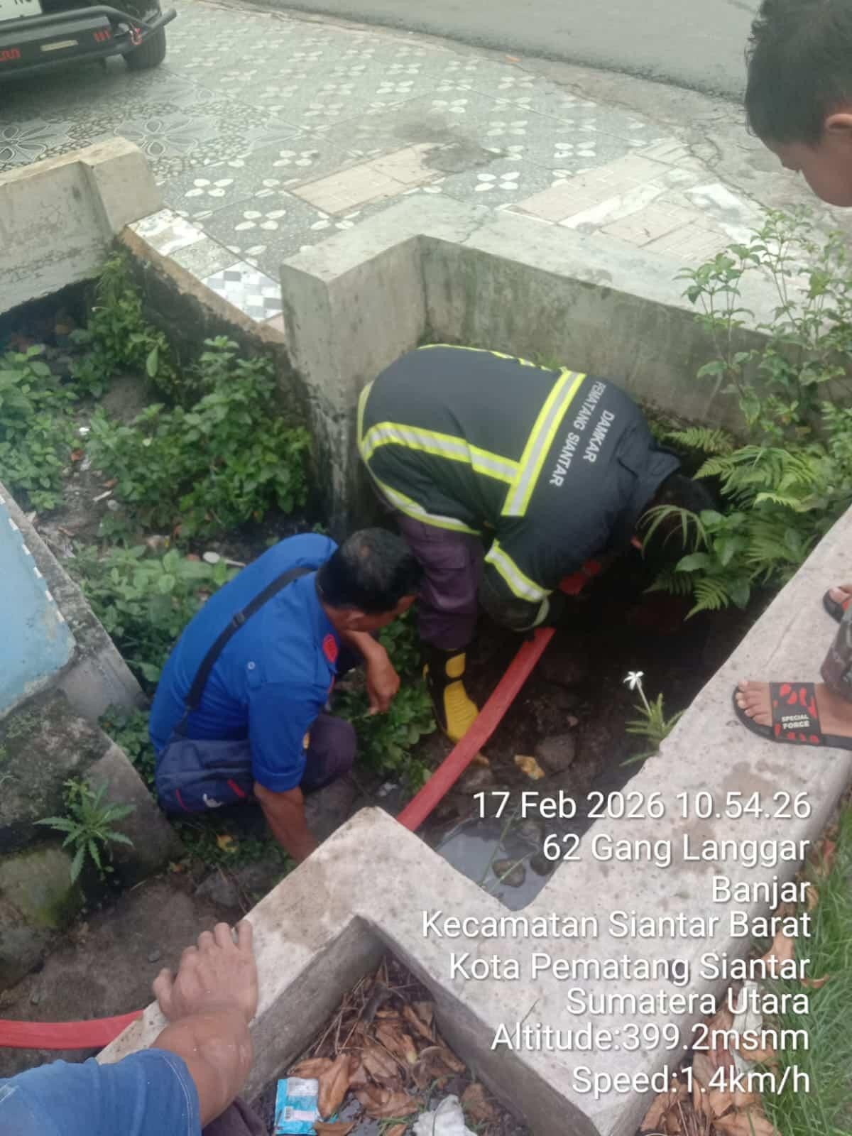 penyemprotan parit sumbat di  Jl. Catur