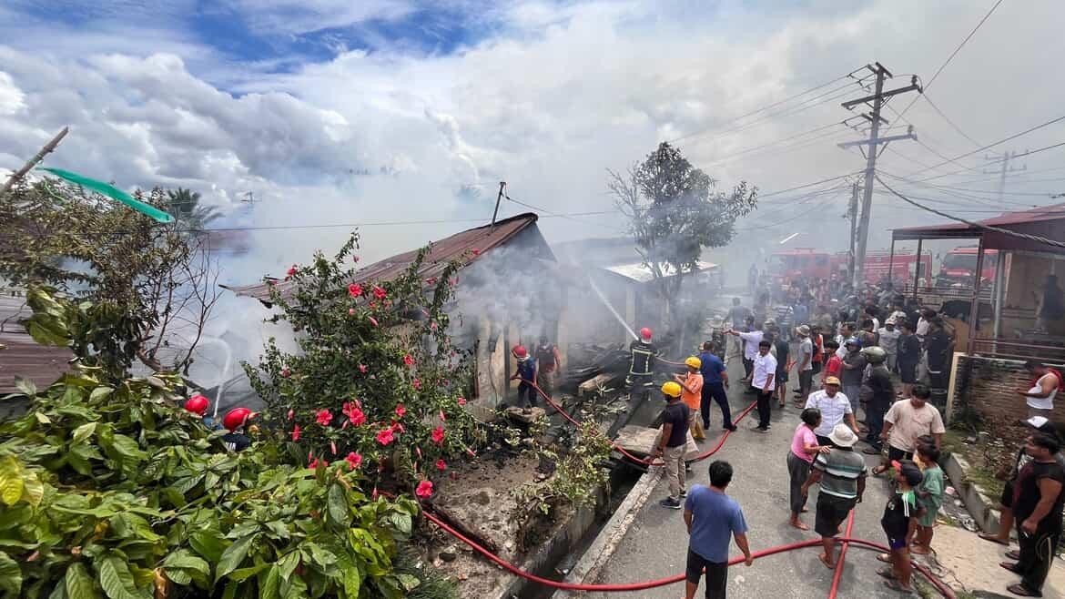 pemadaman kebakaran sebuah rumah di  Jl. Bahkora II