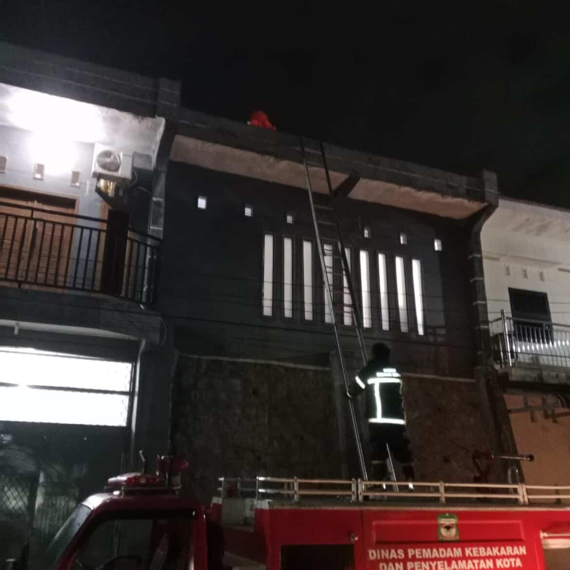 evakuasi sarang tawon di rumah warga  Jl. Handayani