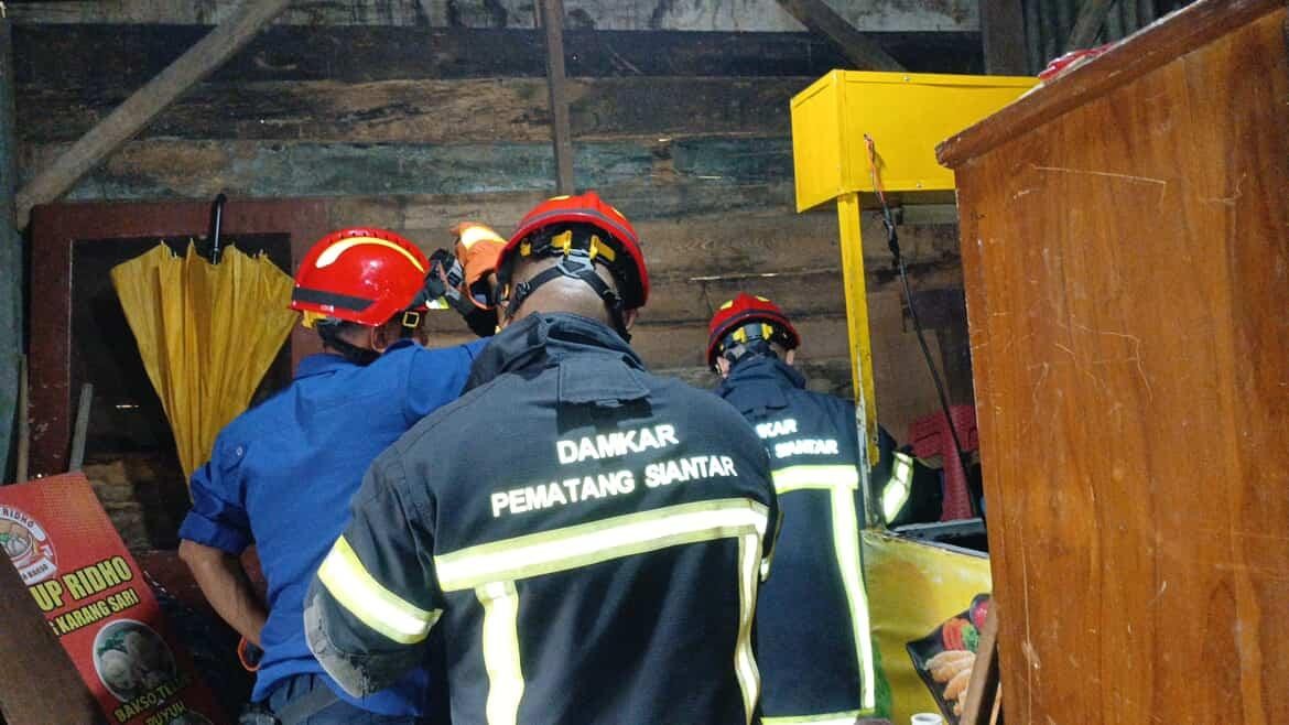 Menerima informasi adanya ular di rumah warga  Jl. Kartini