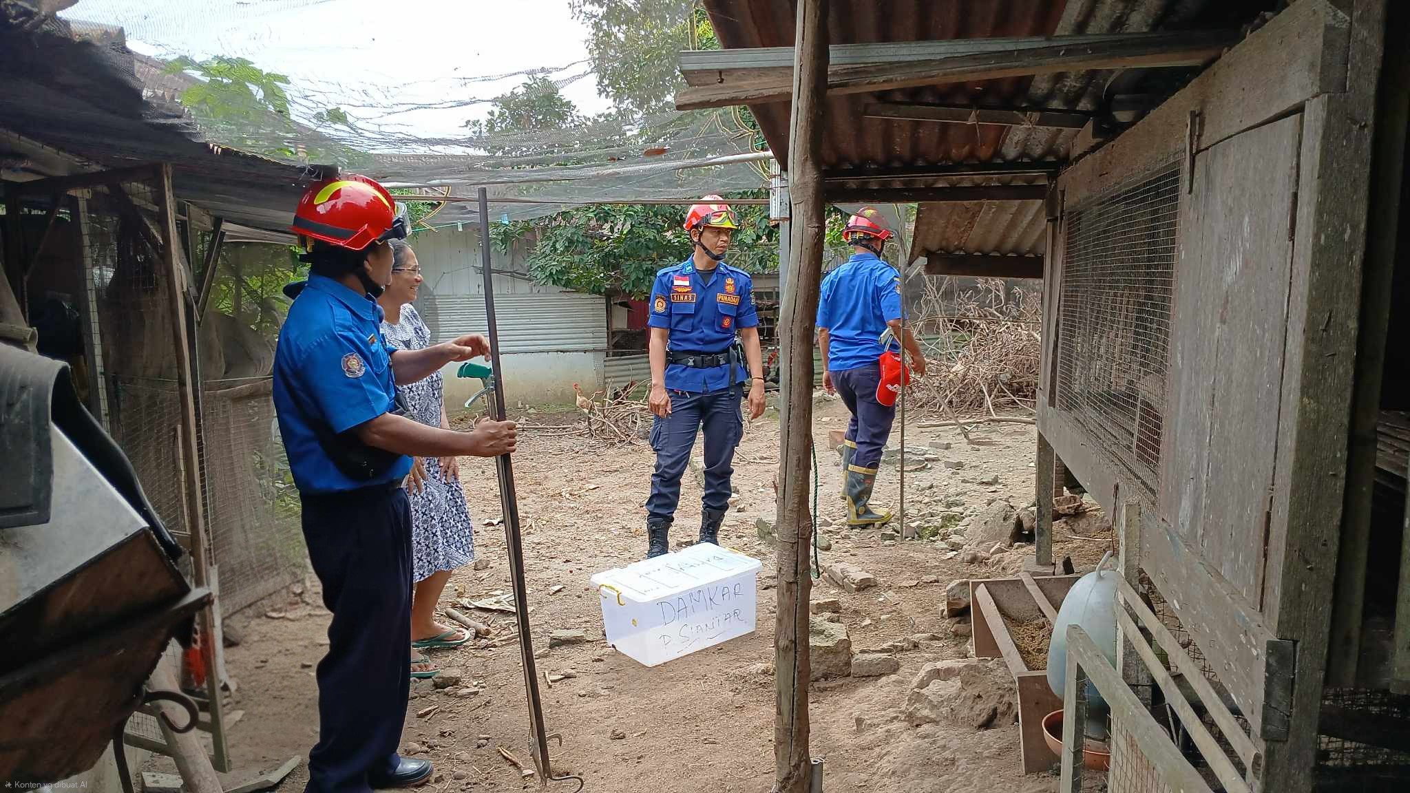 Personil Dinas Pemadam Kebakaran dan Penyelamatan menerima informasi adanya ular di  Jl. Jend Ahmad 