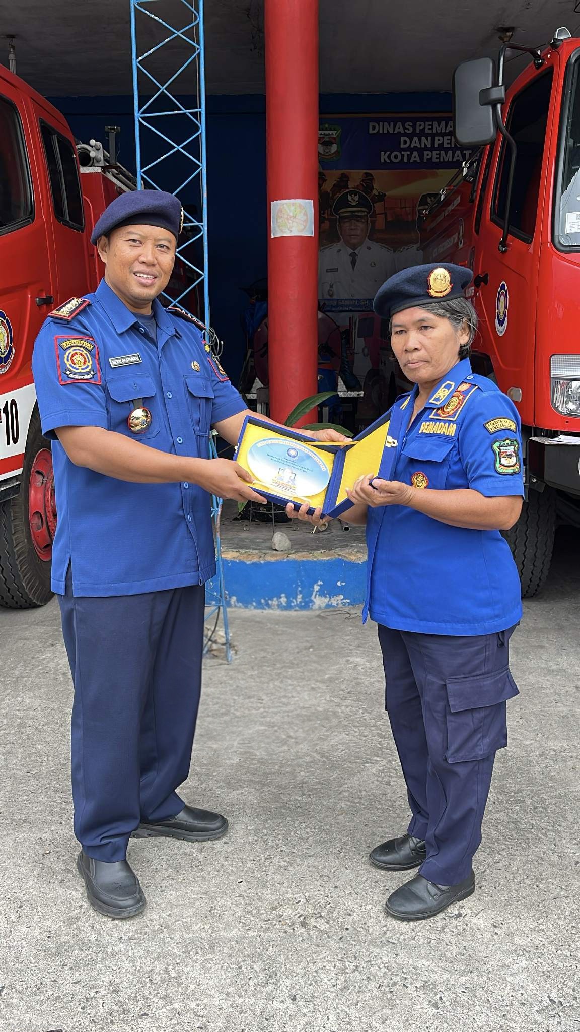 evakuasi seekor ular di  Jl. Sarinembah