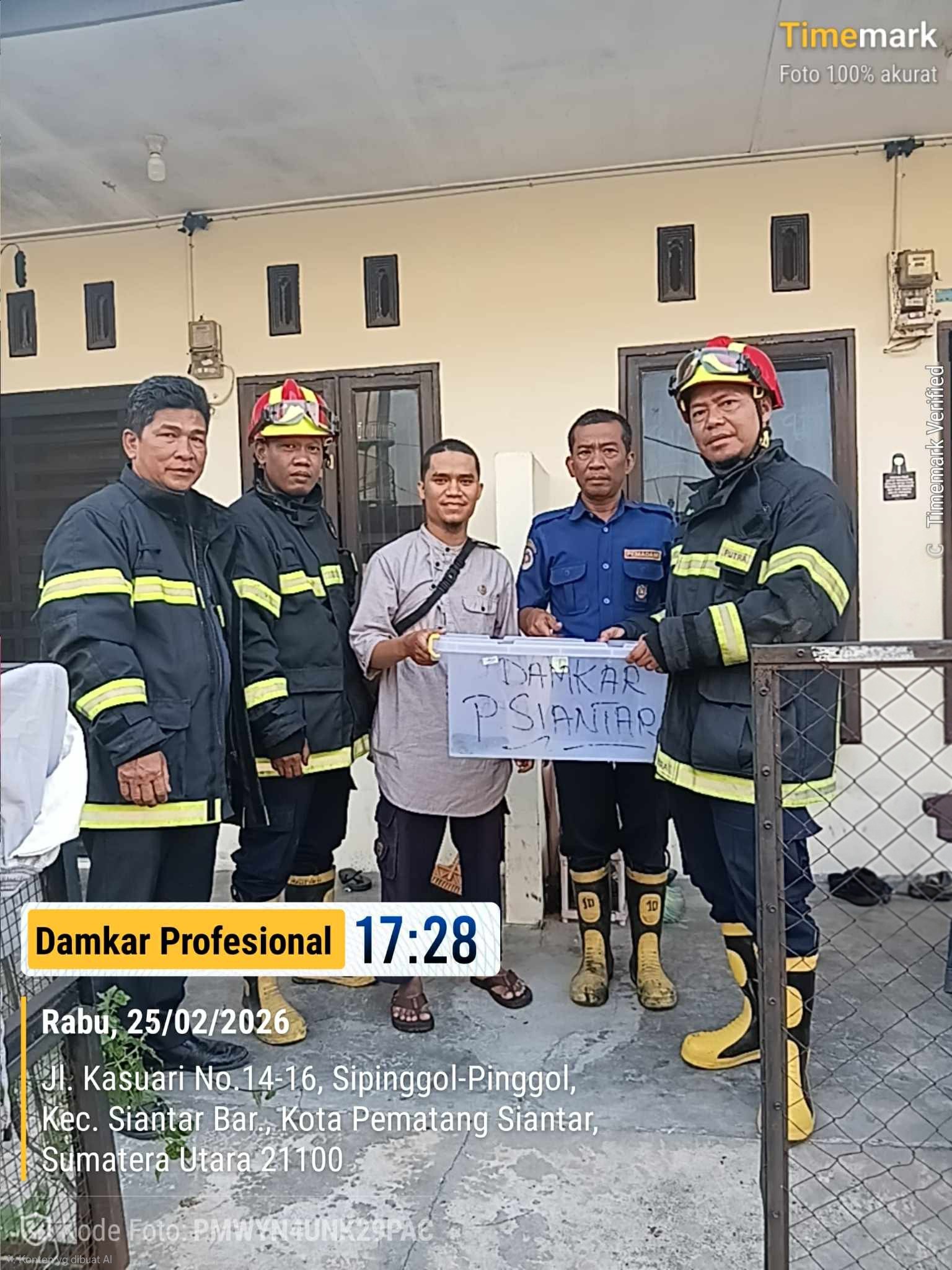 evakuasi ular di rumah warga  Jl. Kasuari