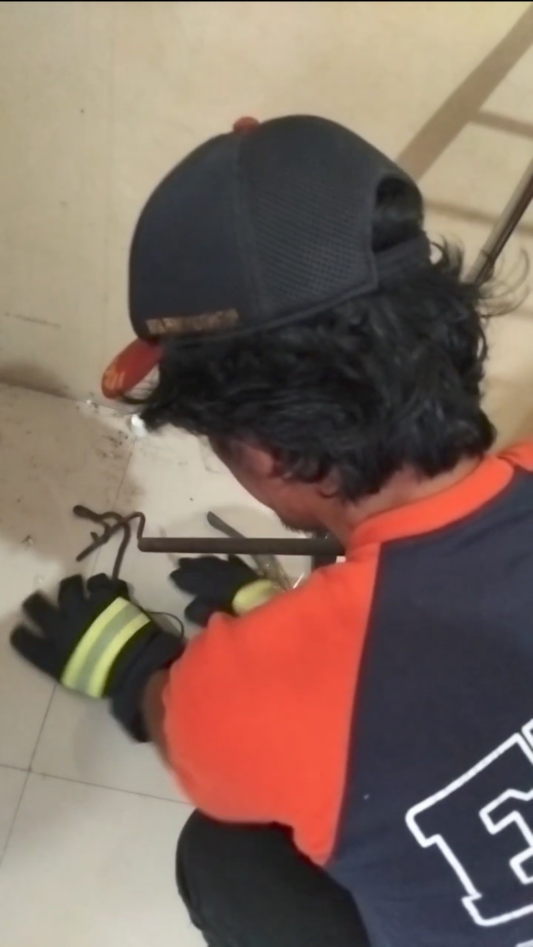 evakuasi Seekor Ular di rumah warga yang beralamat di Jl. Kapten Sinta Pohan