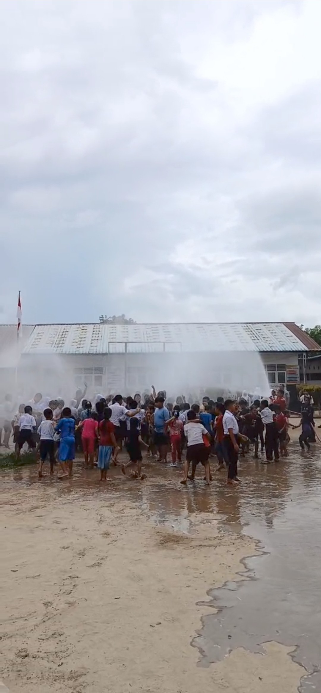 penyiraman murid dalam rangka kegiatan kelulusan Kelas VI SD Negeri 098082 Batu Dua Puluh