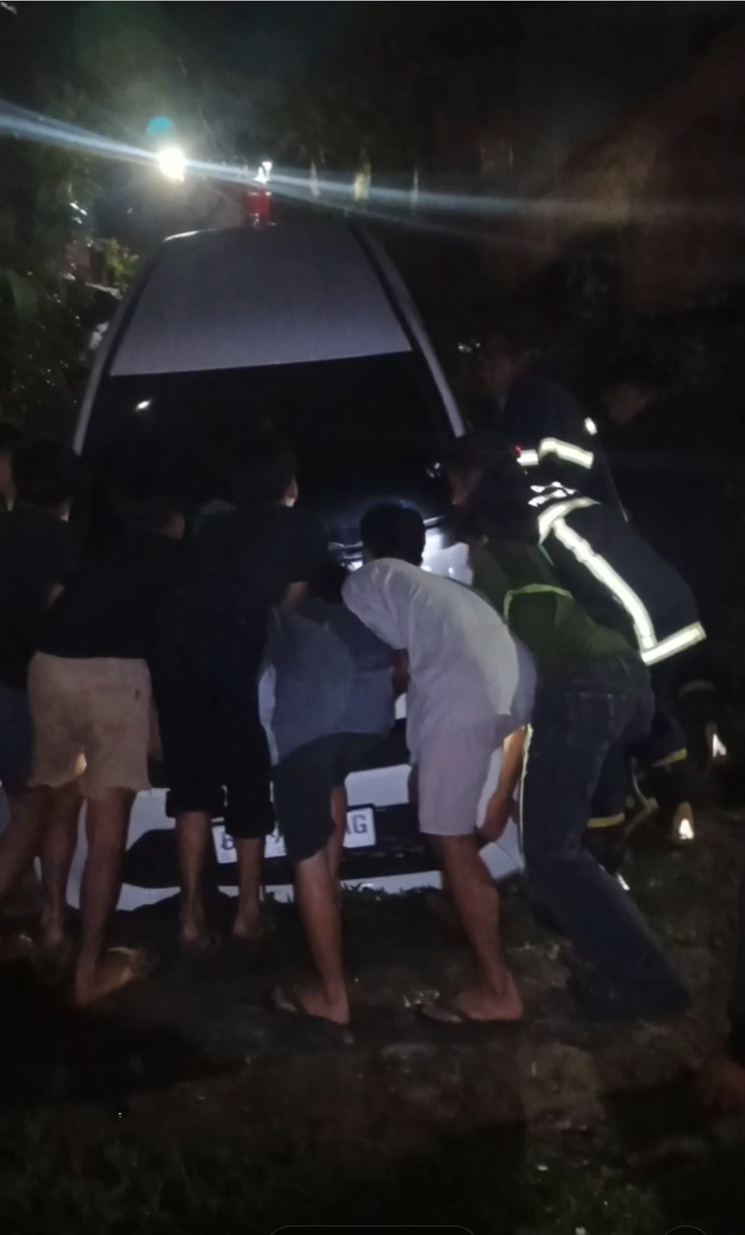 evakuasi mobil yang terperosok di  Jl. Garuda Bawah