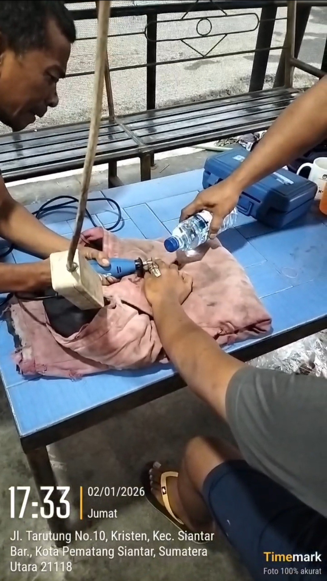 Personil Dinas Pemadam Kebakaran dan Penyelamatan berhasil melaksanakan pelepasan cincin dari jari s