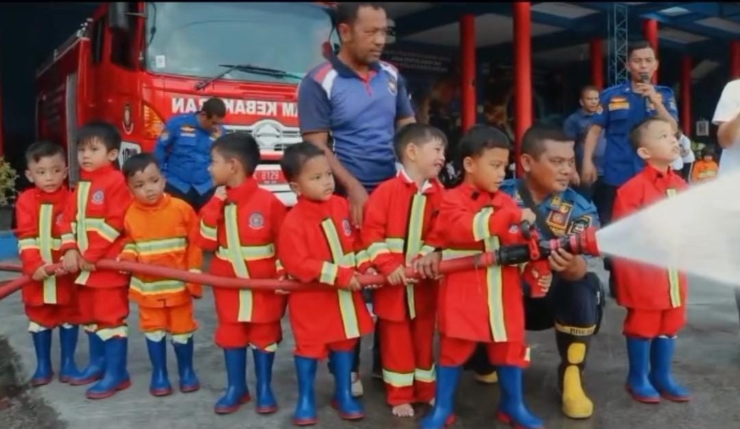 Simulasi Pencegahan dan Penanggulangan Pemadaman Kebakaran kepada TK Kristen Gloria Anak BangsaPemat