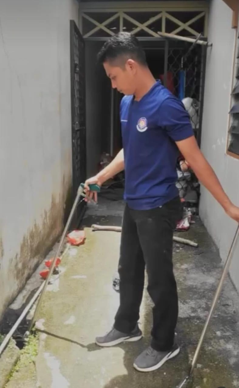 Personel Dinas Damkarmat menerima informasi adanya ular dirumah warga yang beralamat Jl. Kavileri